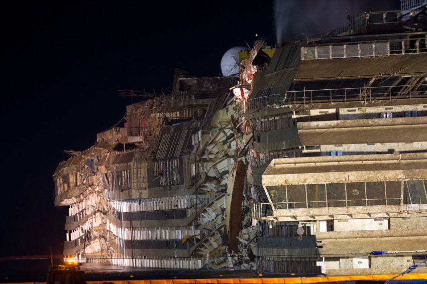 تصاویر جدید از بیرون کشیدن کشتی costa concordia از سواحل ایتالیا