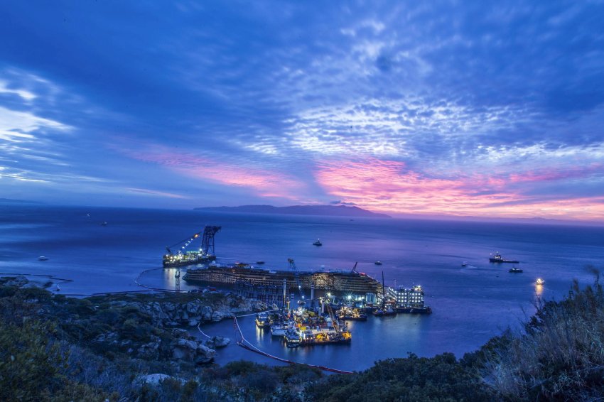 تصاویر جدید از بیرون کشیدن کشتی costa concordia از سواحل ایتالیا