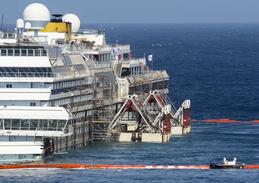 تصاویر جدید از بیرون کشیدن کشتی costa concordia از سواحل ایتالیا