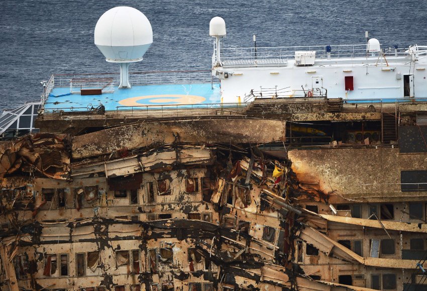 تصاویر جدید از بیرون کشیدن کشتی costa concordia از سواحل ایتالیا