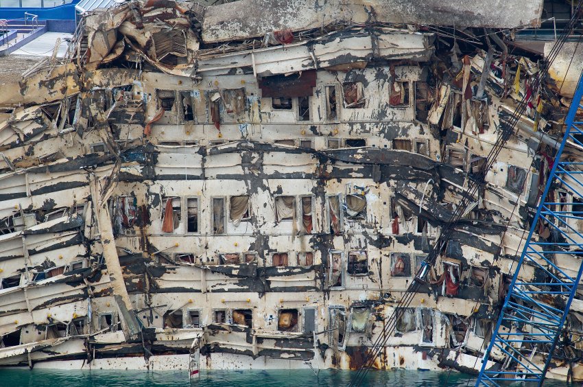 تصاویر جدید از بیرون کشیدن کشتی costa concordia از سواحل ایتالیا