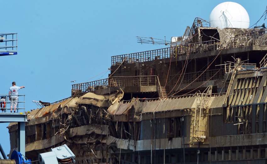 تصاویر جدید از بیرون کشیدن کشتی costa concordia از سواحل ایتالیا