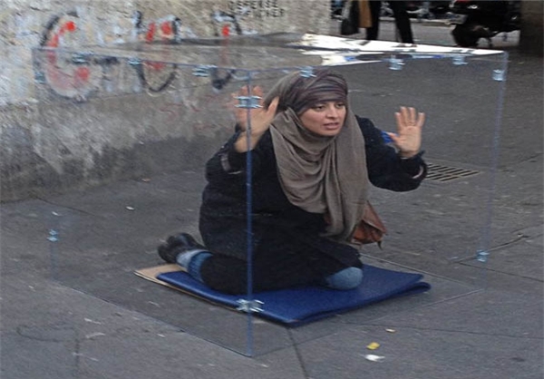 نمایش خیابانی در اعتراض به بدرفتاری با زنان محجبه