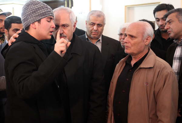 استقبال ظریف از پیکر شهید اسدی