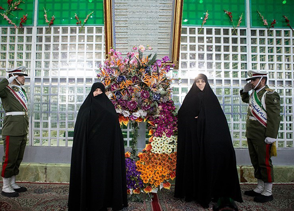 همسر روحانی در مرقد امام(ره)