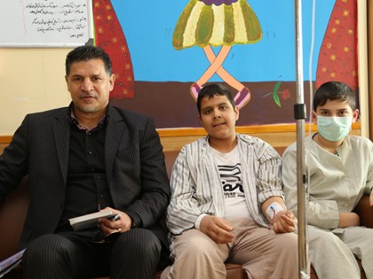 علی دایی در کنار کودکان سرطانی