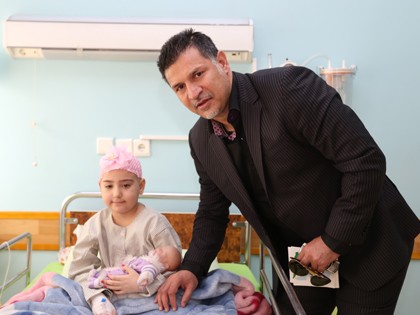 علی دایی در کنار کودکان سرطانی