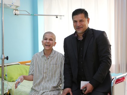علی دایی در کنار کودکان سرطانی