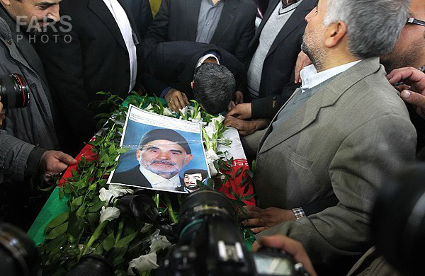 احمدی‌نژاد در تشییع پدر شهید کاوه