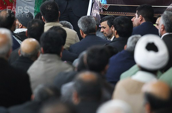 احمدی‌نژاد در تشییع پدر شهید کاوه