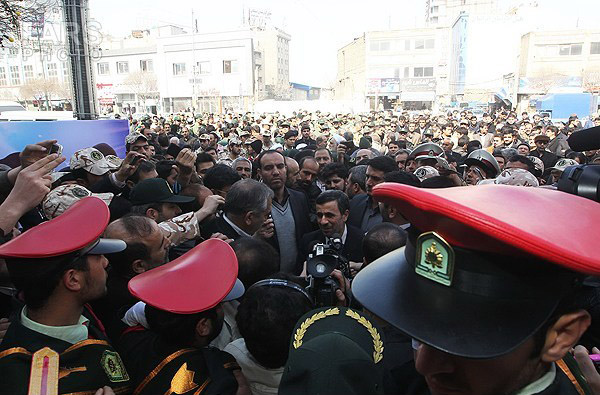 احمدی‌نژاد در تشییع پدر شهید کاوه