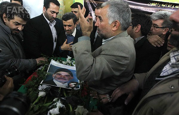 احمدی‌نژاد در تشییع پدر شهید کاوه