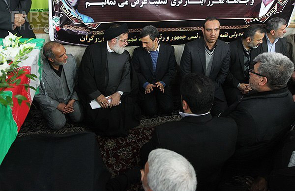 احمدی‌نژاد در تشییع پدر شهید کاوه