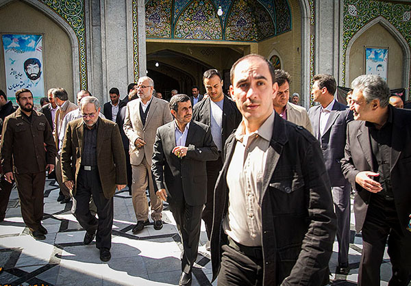 (تصاویر) احمدی‌نژاد در ختم مرحوم‌علی‌اکبری