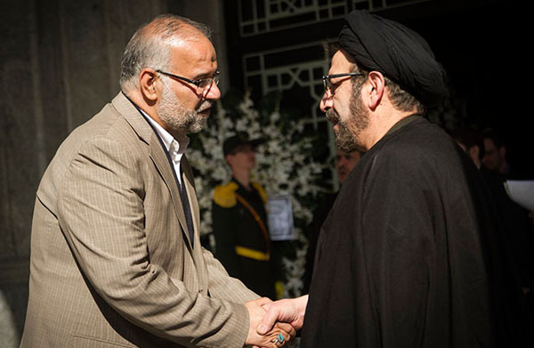 (تصاویر) احمدی‌نژاد در ختم مرحوم‌علی‌اکبری