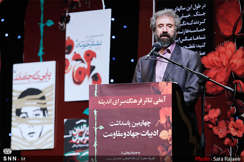 رونمایی از تقریظ مقام معظم رهبری بر کتاب من زنده هستم