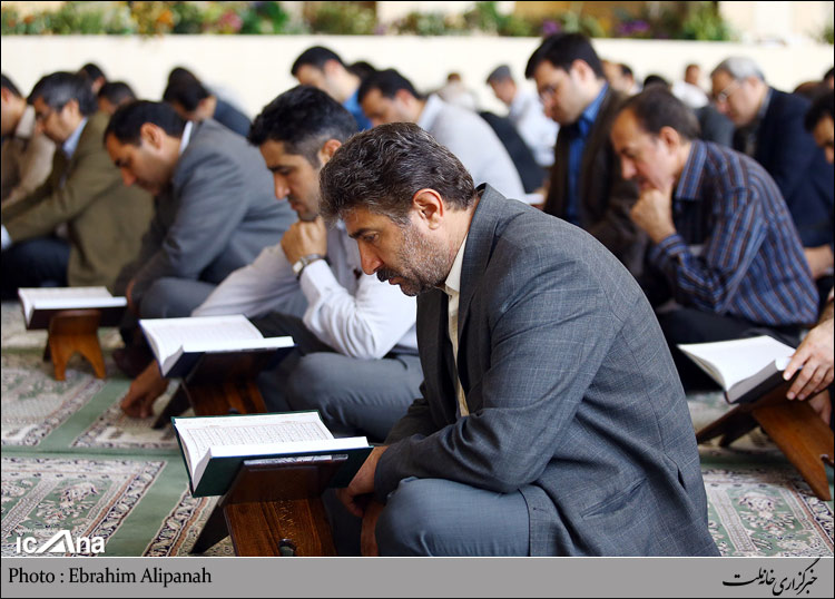 مراسم ختم قرآن با حضور کارمندان مجلس