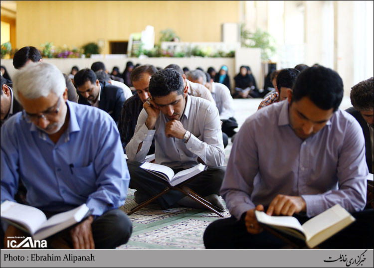 مراسم ختم قرآن با حضور کارمندان مجلس