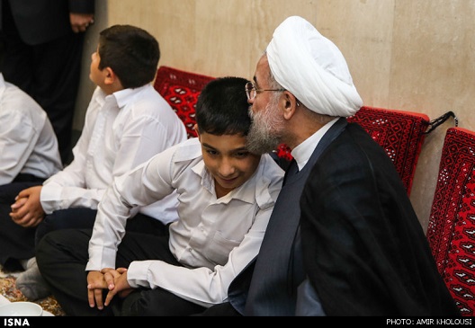 مراسم افطار روحانی با ایتام