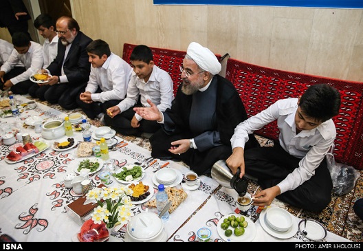 مراسم افطار روحانی با ایتام