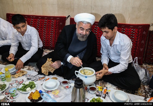 مراسم افطار روحانی با ایتام