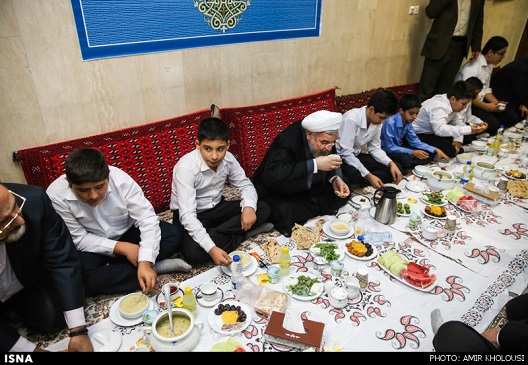 مراسم افطار روحانی با ایتام