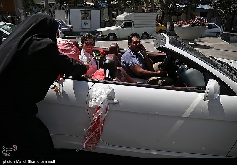 اهدای گل به شهروندان تهرانی در روز کرامت انسانی