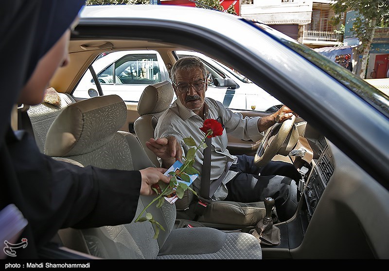 اهدای گل به شهروندان تهرانی در روز کرامت انسانی