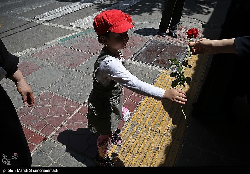 اهدای گل به شهروندان تهرانی در روز کرامت انسانی