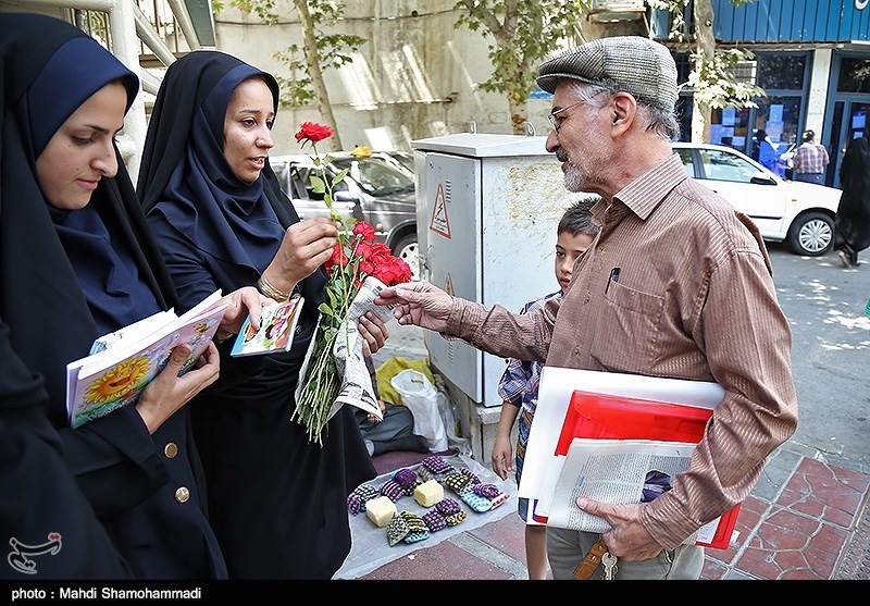 اهدای گل به شهروندان تهرانی در روز کرامت انسانی