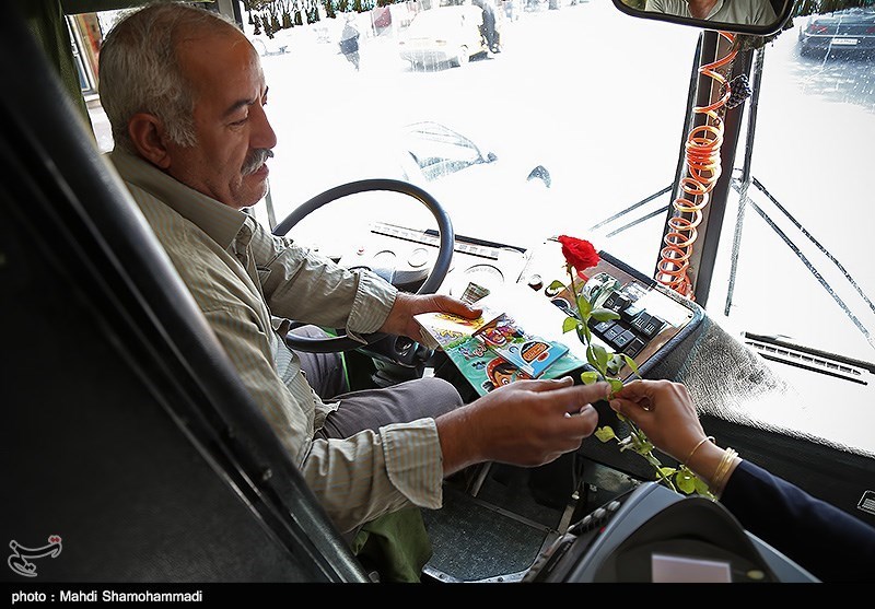 اهدای گل به شهروندان تهرانی در روز کرامت انسانی
