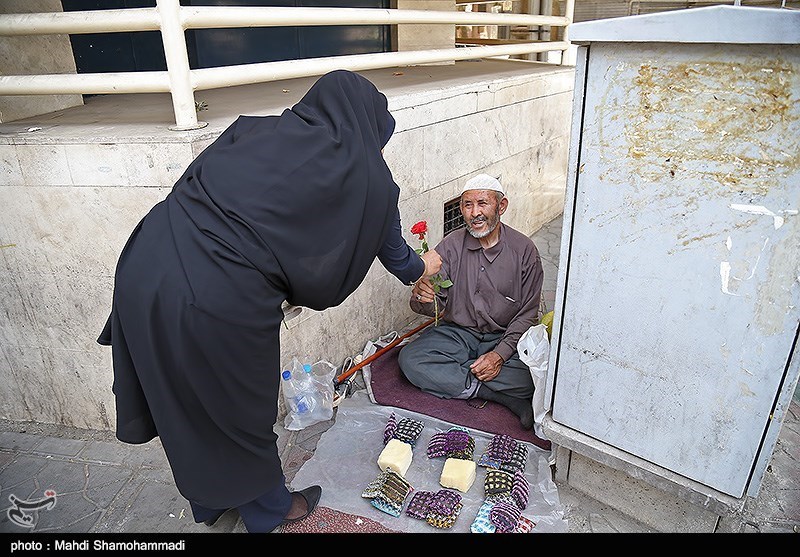 اهدای گل به شهروندان تهرانی در روز کرامت انسانی