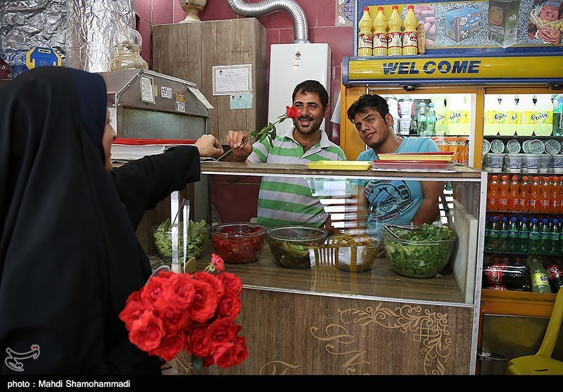 اهدای گل به شهروندان تهرانی در روز کرامت انسانی
