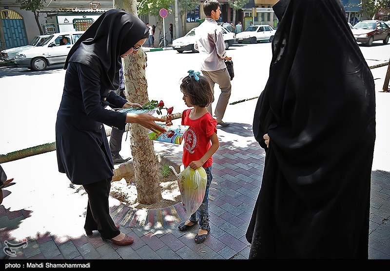 اهدای گل به شهروندان تهرانی در روز کرامت انسانی