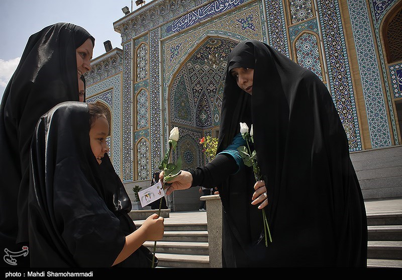 اهدای گل به شهروندان تهرانی در روز کرامت انسانی