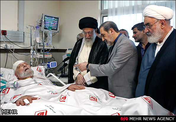 حضرت آیت‌الله خامنه‌ای رهبر معظم انقلاب عصر امروز یکشنبه با حضور در یکی از بیمارستان‌‌های تهران از آیت‌الله مهدوی کنی عیادت کردند.