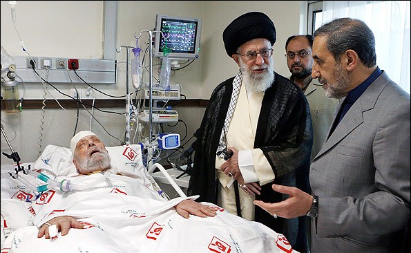 حضرت آیت‌الله خامنه‌ای رهبر معظم انقلاب عصر امروز یکشنبه با حضور در یکی از بیمارستان‌‌های تهران از آیت‌الله مهدوی کنی عیادت کردند.