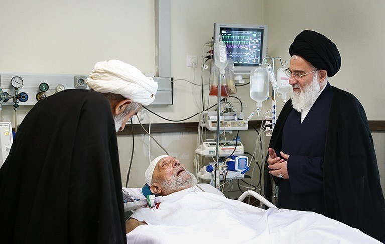 عیادت آیت الله شاهرودی از آیت الله مهدوی کنی در بیمارستان شهید رجایی