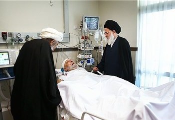 عیادت آیت الله شاهرودی از آیت الله مهدوی کنی در بیمارستان شهید رجایی