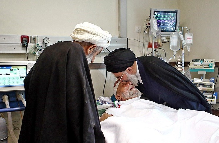 عیادت آیت الله شاهرودی از آیت الله مهدوی کنی در بیمارستان شهید رجایی