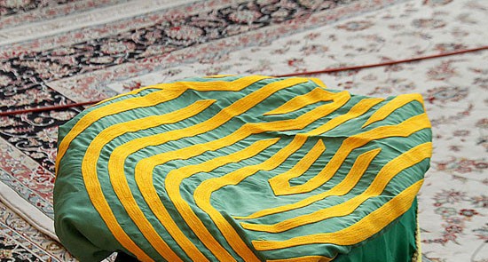 آیین تعویض پرچم حرم مطهر امام رضا (ع) صبح امروز و در آستانه میلاد آن امام همام با حضور گسترده زائران و مجاوران برگزار شد.