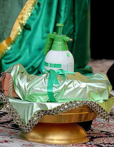 آیین تعویض پرچم حرم مطهر امام رضا (ع) صبح امروز و در آستانه میلاد آن امام همام با حضور گسترده زائران و مجاوران برگزار شد.