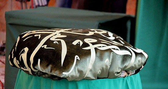 آیین تعویض پرچم حرم مطهر امام رضا (ع) صبح امروز و در آستانه میلاد آن امام همام با حضور گسترده زائران و مجاوران برگزار شد.