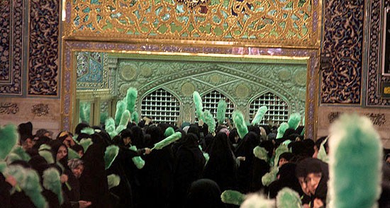 آیین تعویض پرچم حرم مطهر امام رضا (ع) صبح امروز و در آستانه میلاد آن امام همام با حضور گسترده زائران و مجاوران برگزار شد.
