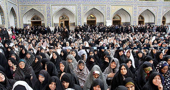 آیین تعویض پرچم حرم مطهر امام رضا (ع) صبح امروز و در آستانه میلاد آن امام همام با حضور گسترده زائران و مجاوران برگزار شد.
