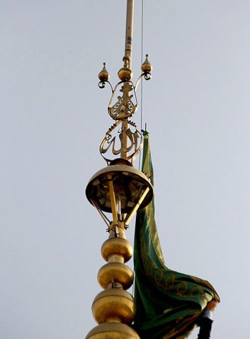 آیین تعویض پرچم حرم مطهر امام رضا (ع) صبح امروز و در آستانه میلاد آن امام همام با حضور گسترده زائران و مجاوران برگزار شد.