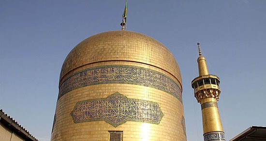 آیین تعویض پرچم حرم مطهر امام رضا (ع) صبح امروز و در آستانه میلاد آن امام همام با حضور گسترده زائران و مجاوران برگزار شد.