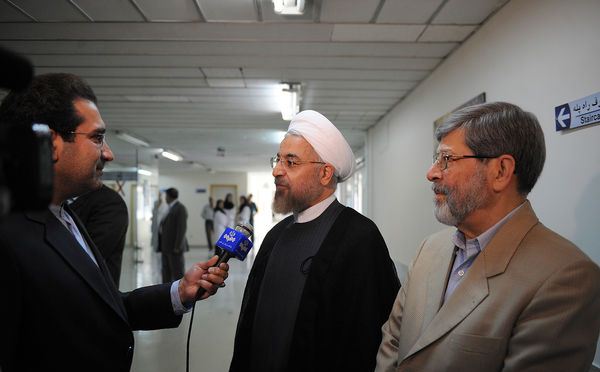 حجتالاسلام روحانی رئیس جمهور با حضور در بیمارستان از رهبر انقلاب عیادت کرد.