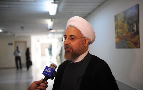 حجتالاسلام روحانی رئیس جمهور با حضور در بیمارستان از رهبر انقلاب عیادت کرد.