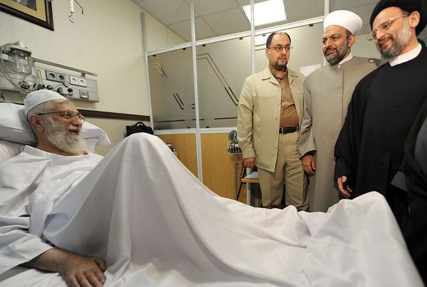 عیادت تعدادی از شخصیت‌های شرکت کننده در همایش «علمای اسلام در حمایت از مقاومت فلسطین» از رهبر انقلاب